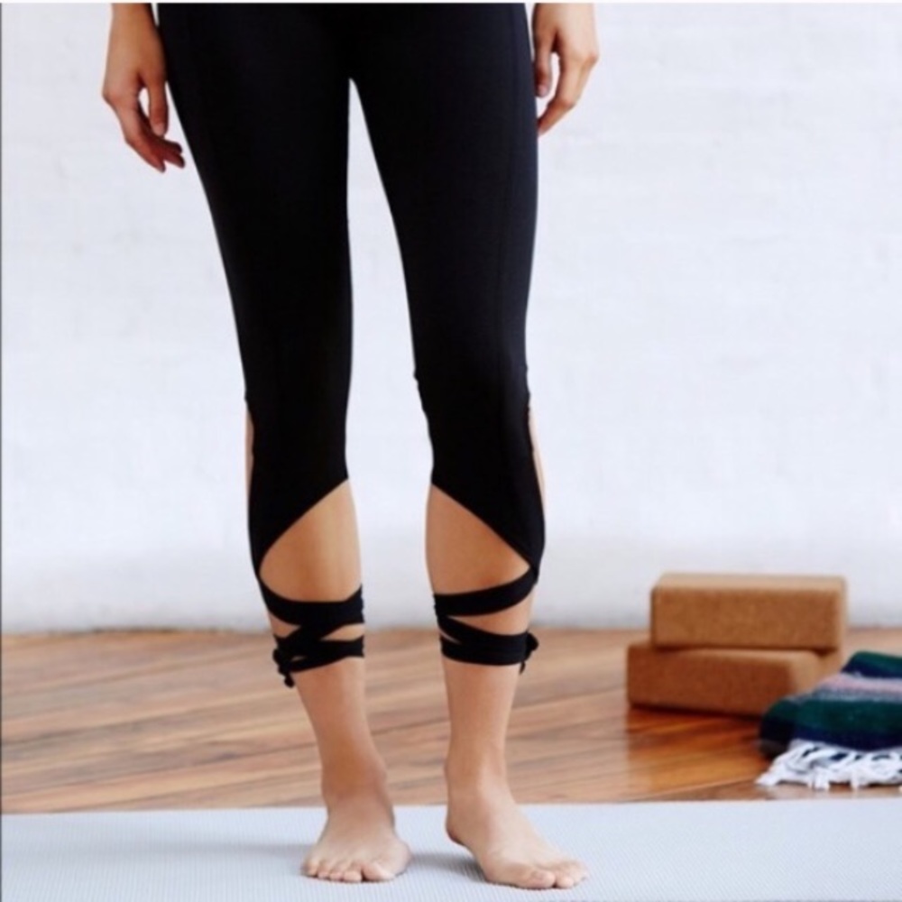 YOGA Cutout Lace-Up LEGGINGS Black Pants Movement - Picture 3 of 5